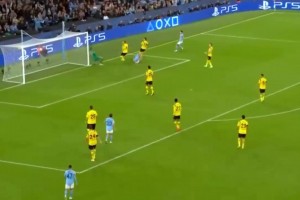 招牌动作！来看看坎塞洛的外脚背传球艺术！