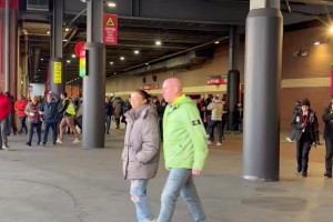 老特拉福德实拍！曼联落后三球后，球迷纷纷离场